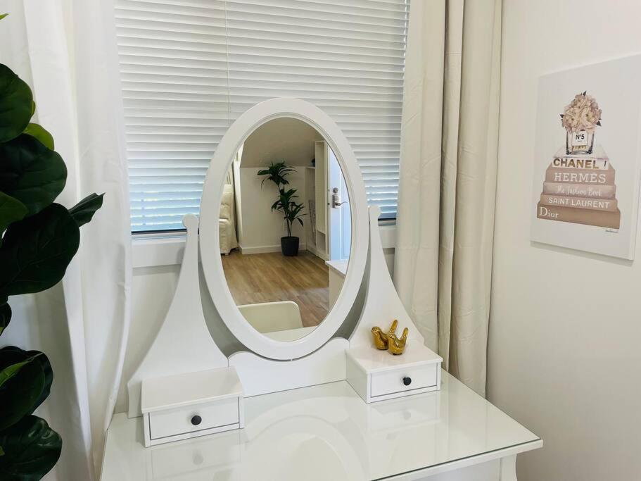 Stylish Cozy One Bedroom Studio With Free Parking Victoria Luaran gambar