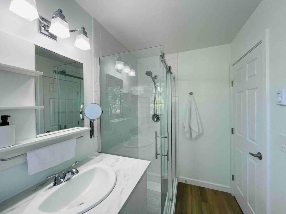 Stylish Cozy One Bedroom Studio With Free Parking Victoria Luaran gambar
